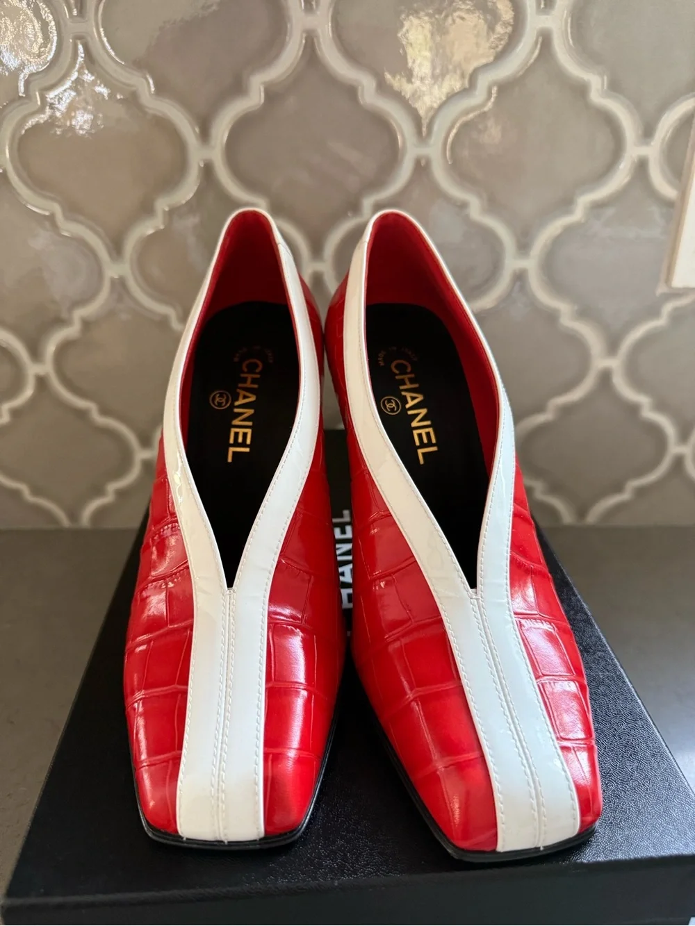 BNWT Chanel 26S Croc Embossed Patent Coral White Leather Pumps Shoes Size 38